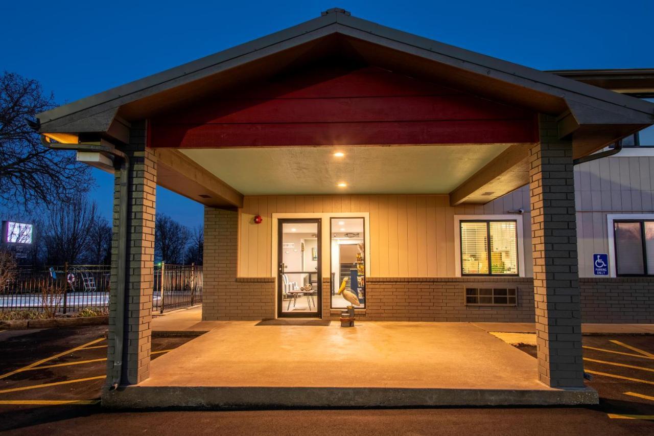 Hilltop Inn & Suites Grove Экстерьер фото