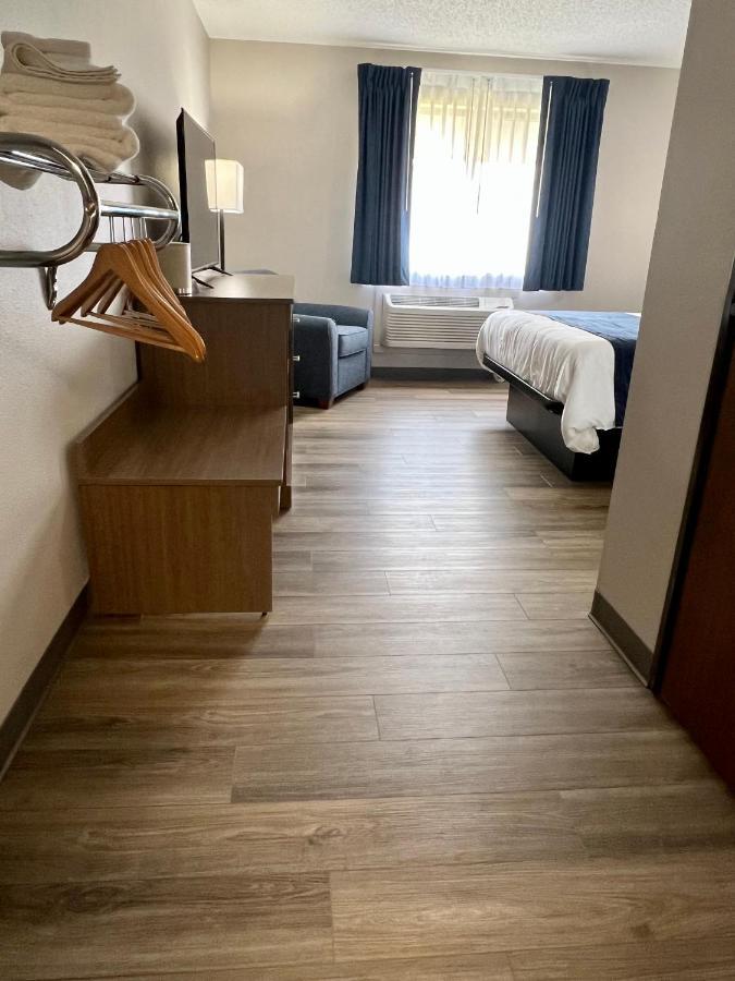 Hilltop Inn & Suites Grove Экстерьер фото